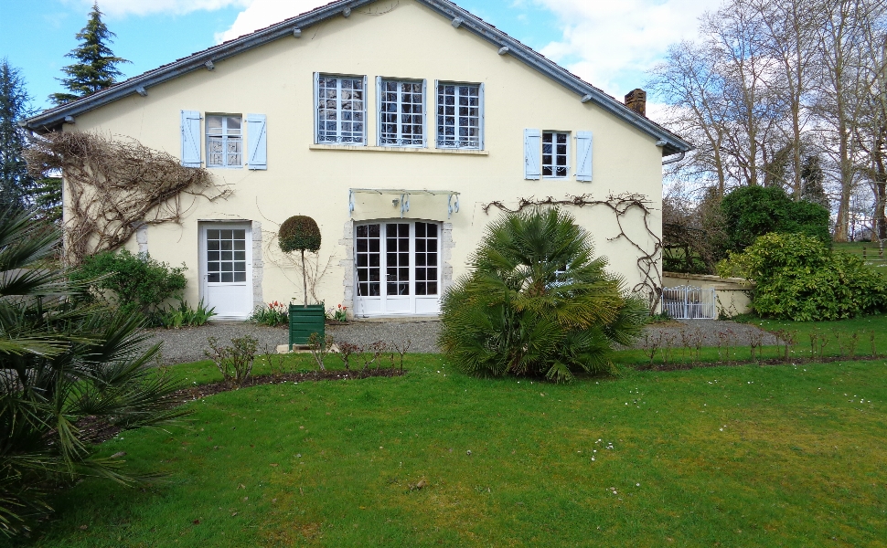A Magnificant Maison de Maitre with 2 Gites, Guardians flat, Swimming Pool and Stabling